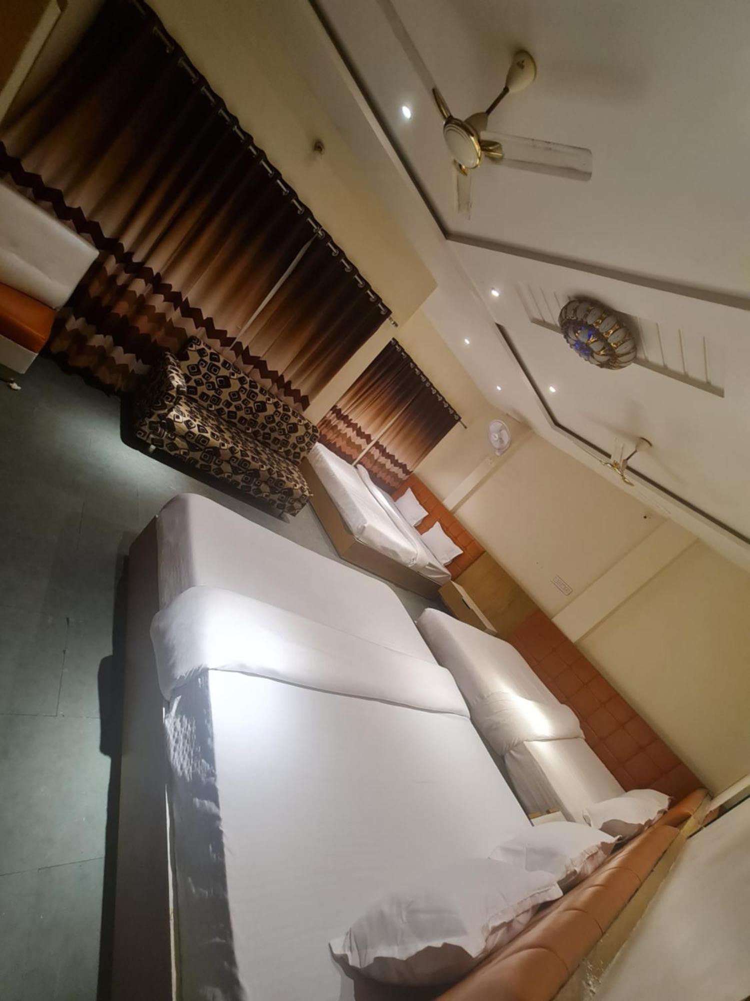 Hotel Empire Udždžain Exteriér fotografie