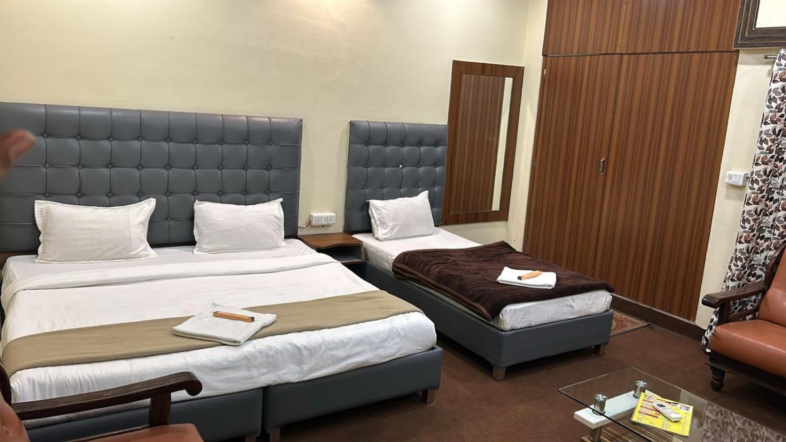 Hotel Empire Udždžain Exteriér fotografie