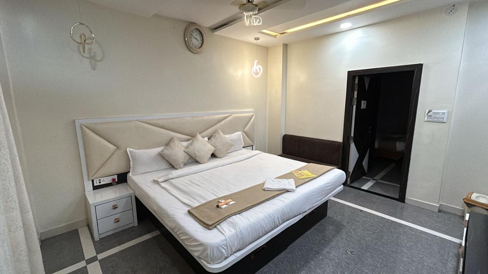 Hotel Empire Udždžain Exteriér fotografie