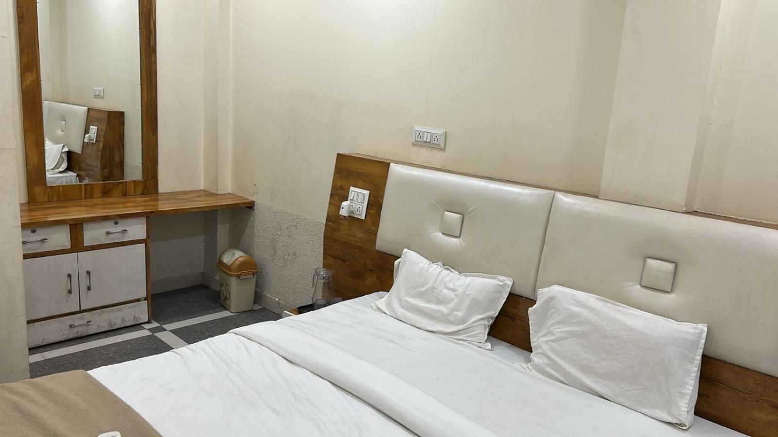 Hotel Empire Udždžain Exteriér fotografie