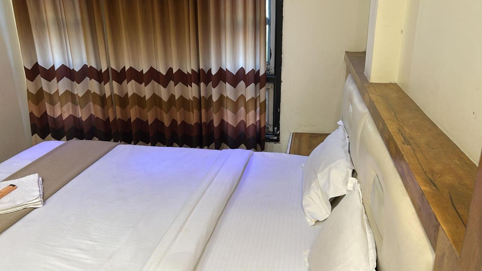 Hotel Empire Udždžain Exteriér fotografie