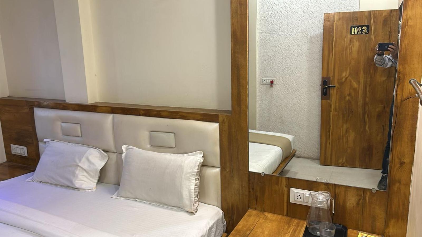 Hotel Empire Udždžain Exteriér fotografie