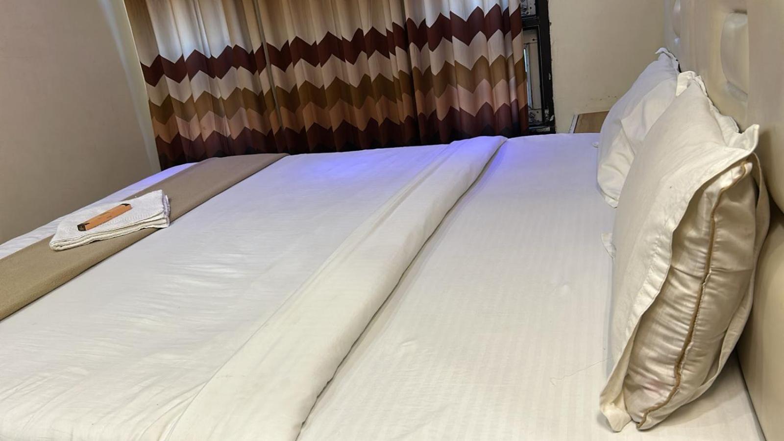 Hotel Empire Udždžain Exteriér fotografie