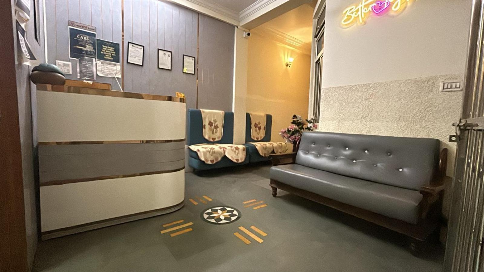 Hotel Empire Udždžain Exteriér fotografie