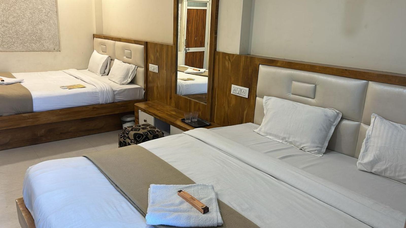 Hotel Empire Udždžain Exteriér fotografie