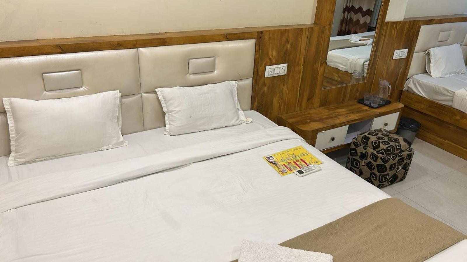 Hotel Empire Udždžain Exteriér fotografie