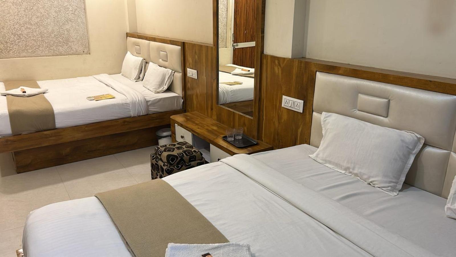 Hotel Empire Udždžain Exteriér fotografie