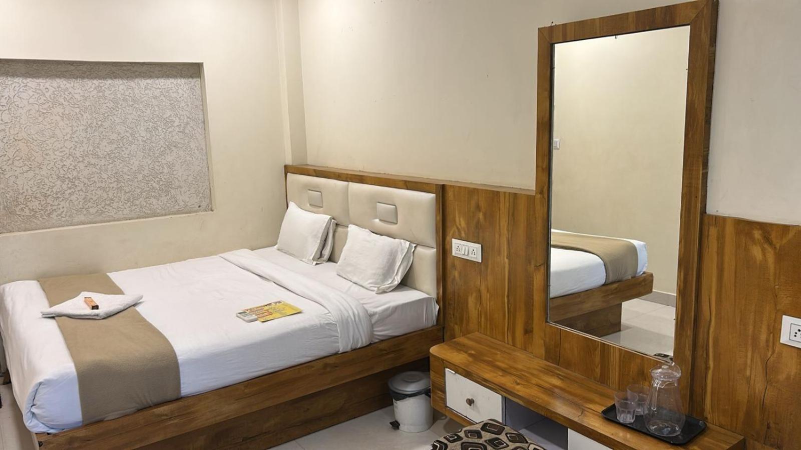 Hotel Empire Udždžain Exteriér fotografie
